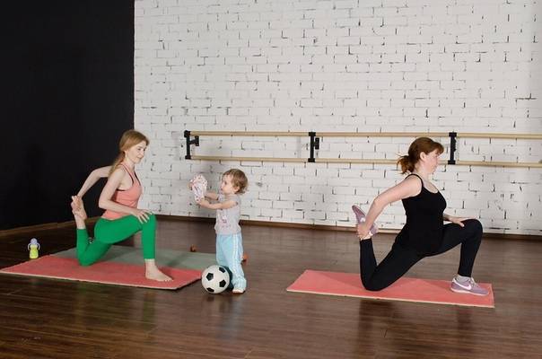 Фитнес для мамы с ребёнком дома: как совместить приятное с полезным