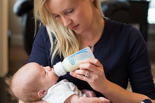 Грудное молоко из бутылочки: как правильно сцеживать, хранить и кормить