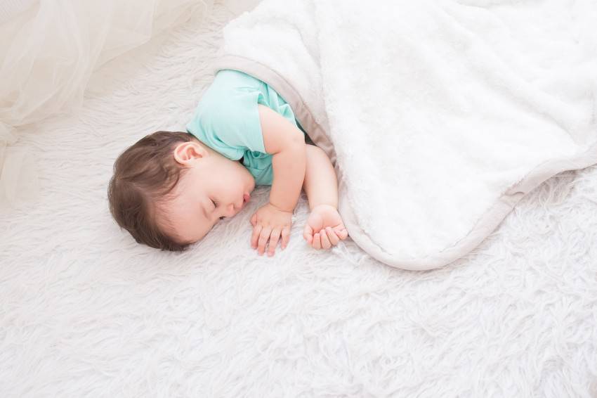 Когда ребенок начинает спать всю ночь: как приучить его, с какого возраста?