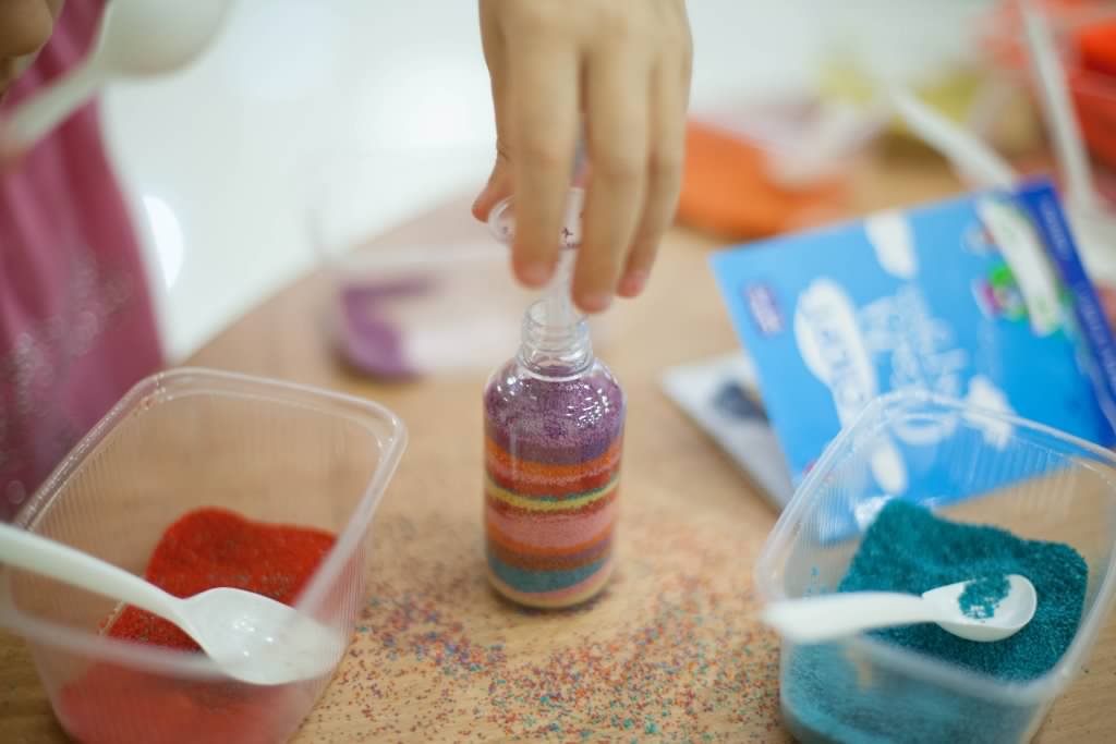 Как сделать цветной песок в домашних условиях своими руками и чем покрасить состав?