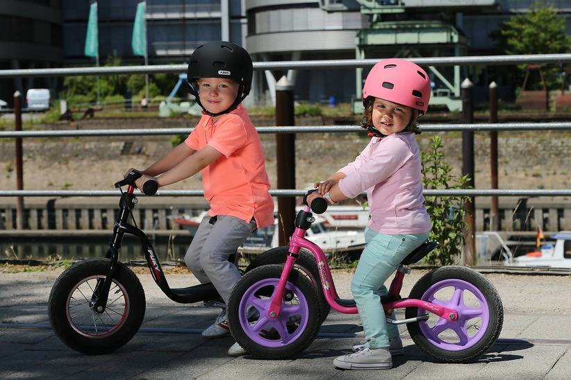 Беговел для детей от 2 лет (43 фото): рейтинг детских велобегов. как выбрать хорошую модель для девочки и мальчика? обзор мотоцикла-беговела и трехколесных велобегов