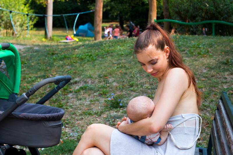 Кормление грудью в общественном месте: как делать это комфортно
