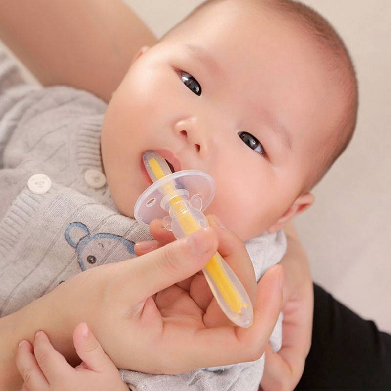 Когда начинают чистить зубы малышу: особенности ухода с первых месяцев