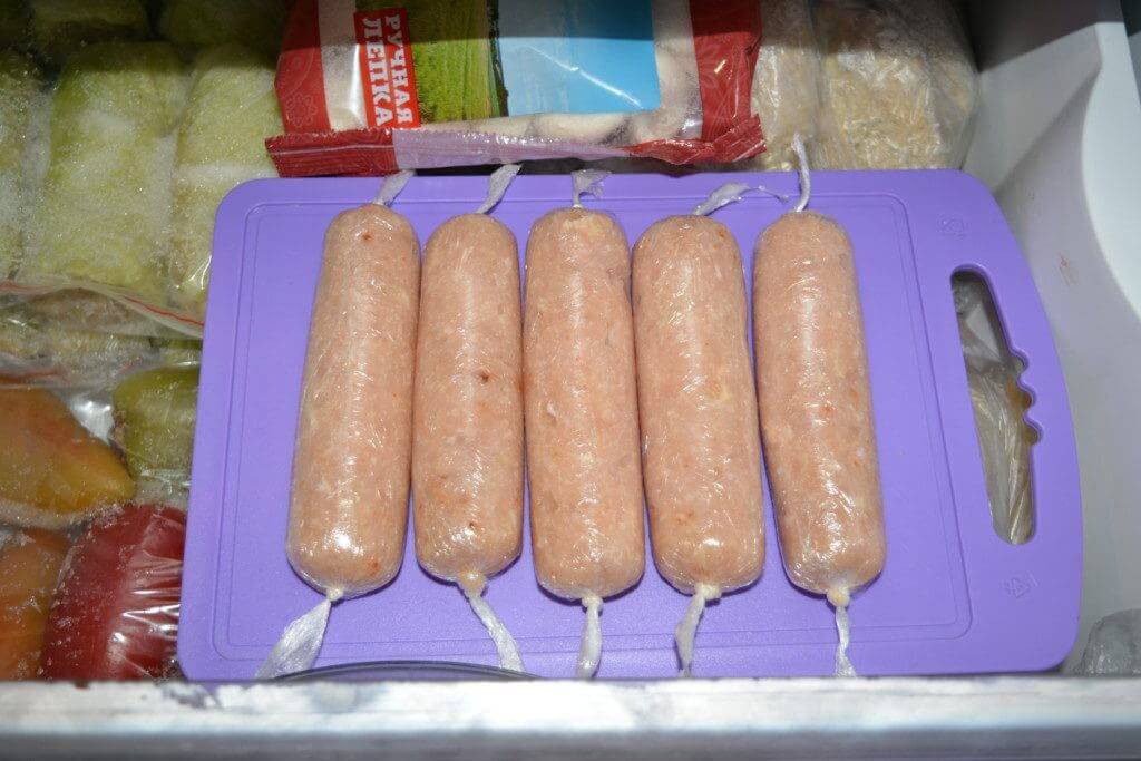 Домашние сосиски из куриного филе в пищевой пленке для детей – рецепт с фото пошагово