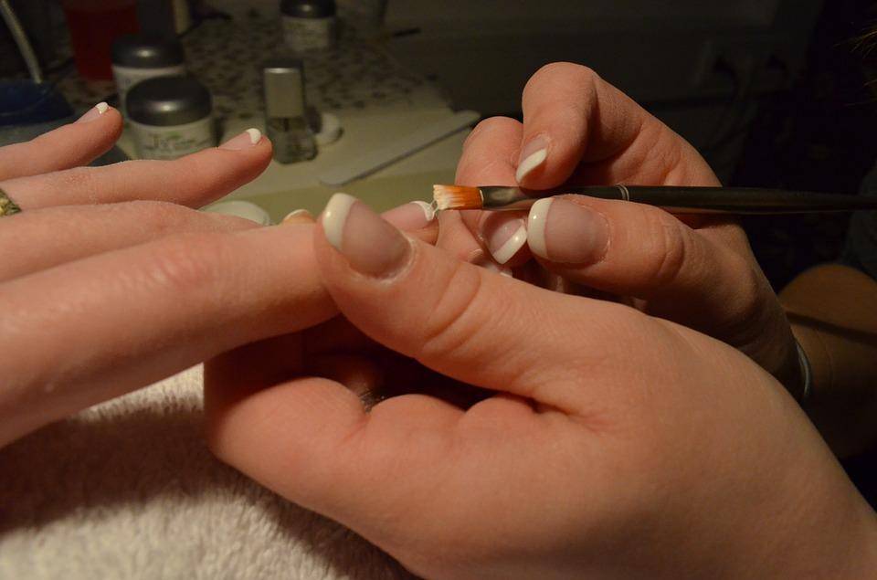 Можно ли при беременности делать гель-лак на ногти: разрешен ли маникюр на ранних и поздних сроках?