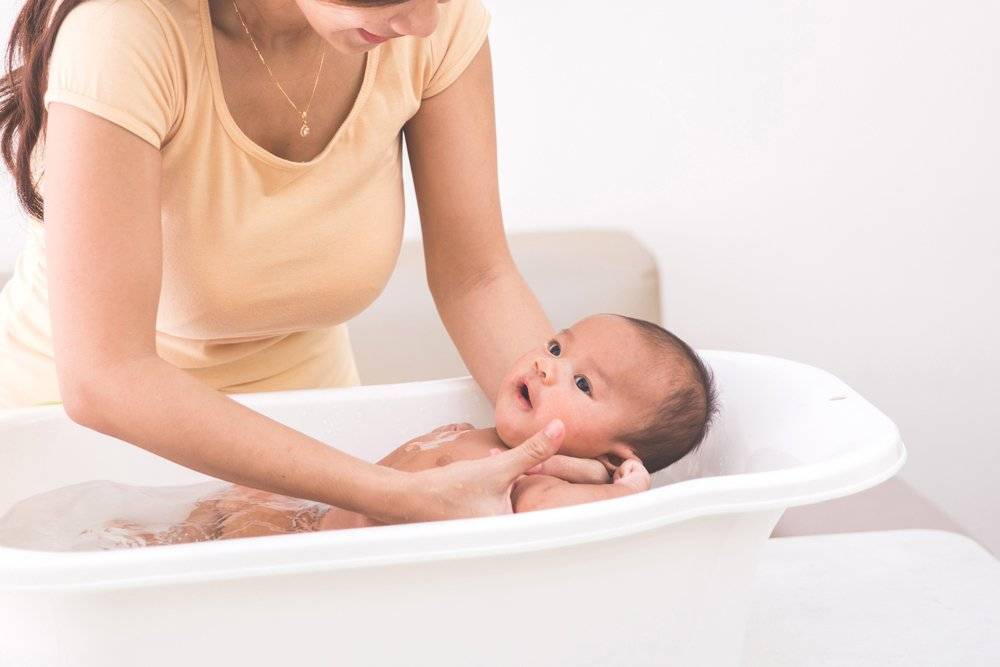 Купание новорожденного ребенка: как правильно купать малыша, как часто?