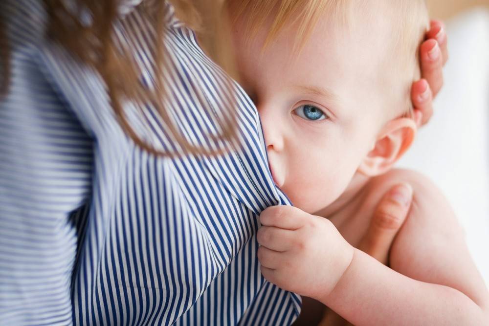Когда лучше отучать ребенка от грудного вскармливания?