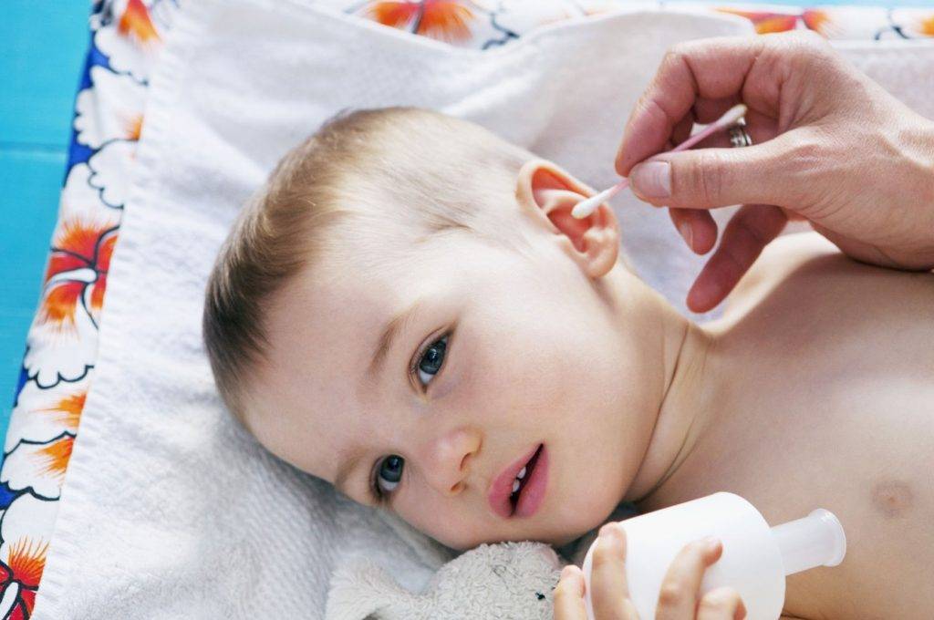 Как почистить нос новорожденному ребенку от соплей и козявок в домашних условиях?