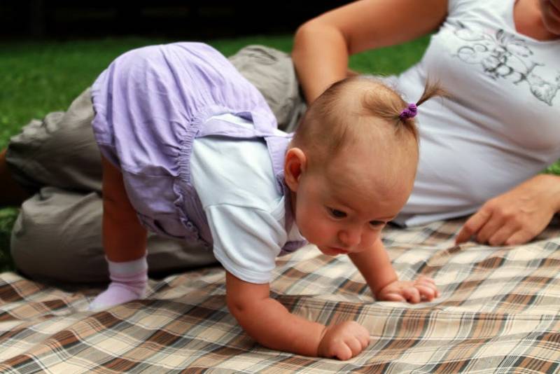 Встаем на четвереньки: как научить малыша ползать. несложные упражнения помогут научить вашего малыша вставать на четвереньки