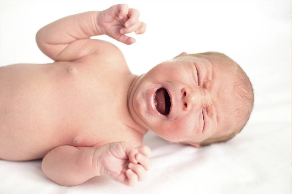 Почему ребенок плачет: как успокоить новорожденного, чем помочь грудничку 1-3 месяцев?