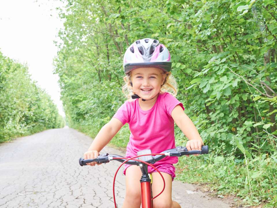 Да здравствует лето: учим ребёнка ездить на двухколёсном велосипеде