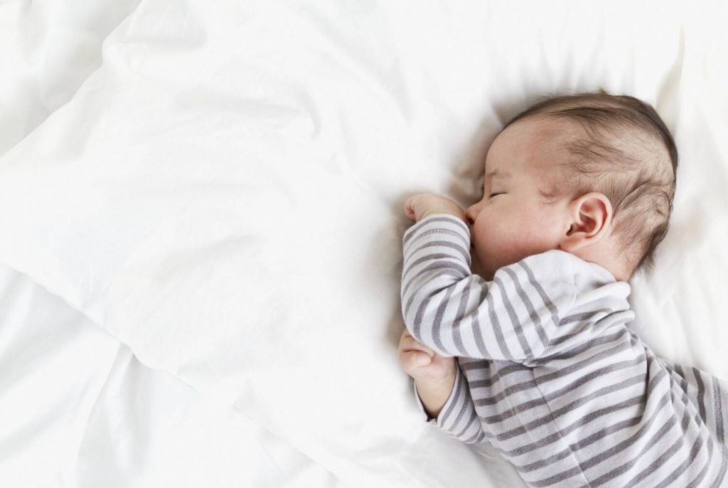 Ночью во время сна у ребенка-грудничка сильно потеет голова. почему?
