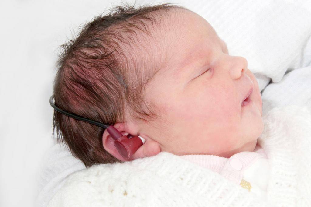 Когда новорожденный начинает слышать? когда у ребенка появляется слух и как его проверить в домашних условиях?