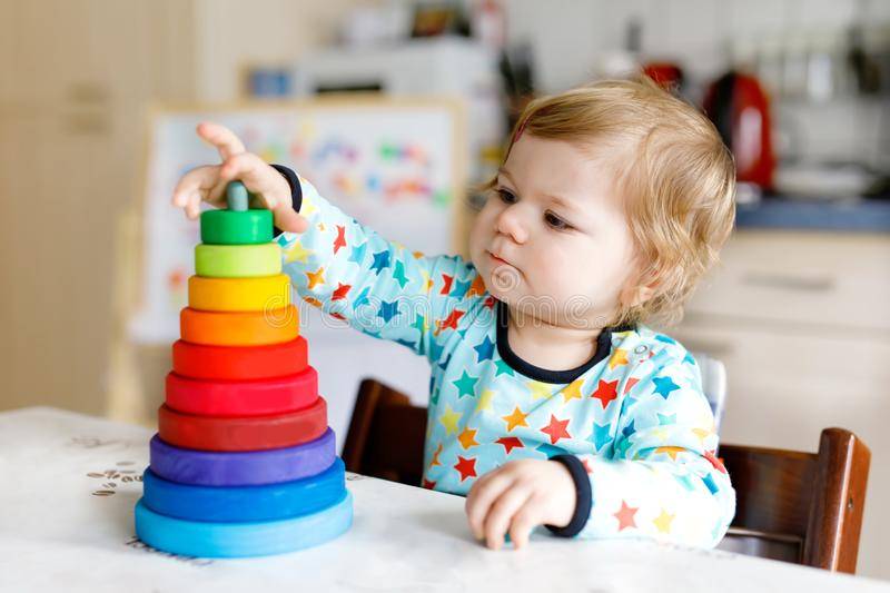 Как научить ребенка собирать пирамидку: способы и полезные советы специалистов
