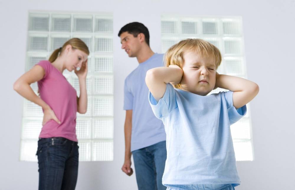 Как скандалы в семье влияют на ребенка: что делать родителям