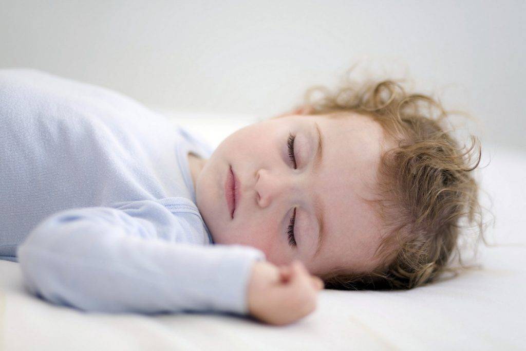 Ребенок во сне кричит и плачет, разберем причины по возрастам