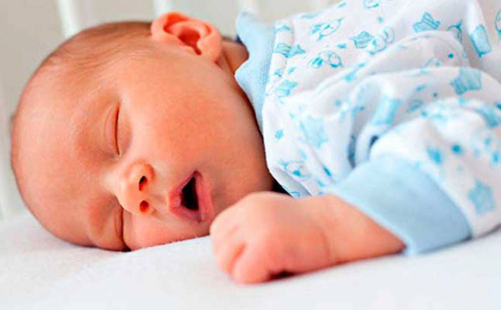 Ребенок в 2-3 месяца сосет кулак, текут слюни пузырями: почему наблюдается обильное слюноотделение? | konstruktor-diety.ru