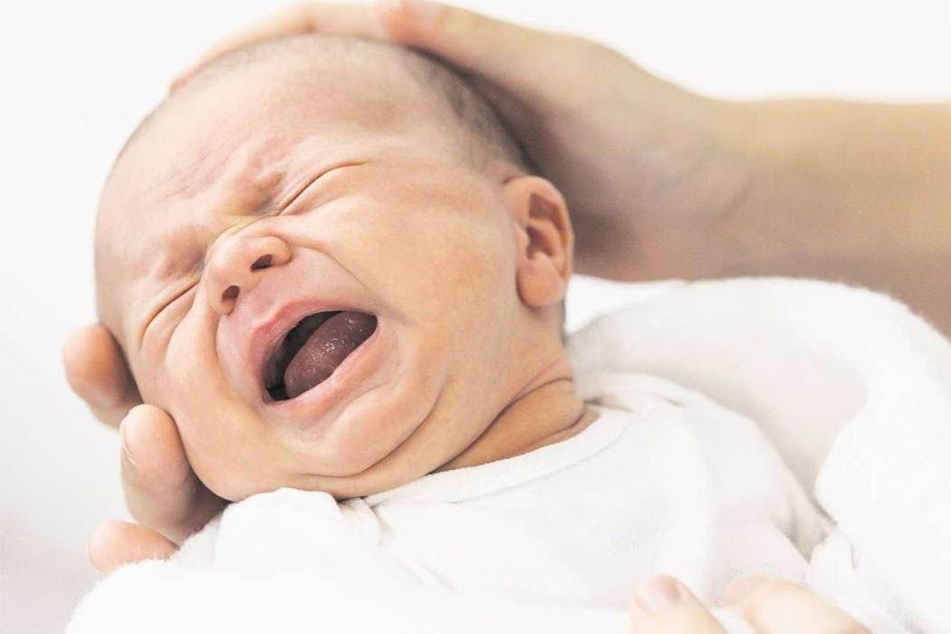 Почему новорожденный ребенок часто спит с открытым ртом: распространенные причины и помощь грудничку