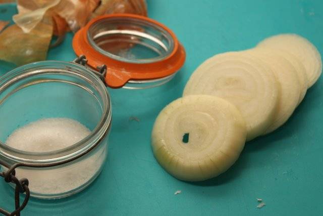 Как применять луковый сок и лук с медом от кашля и простуды — народные рецепты лечения