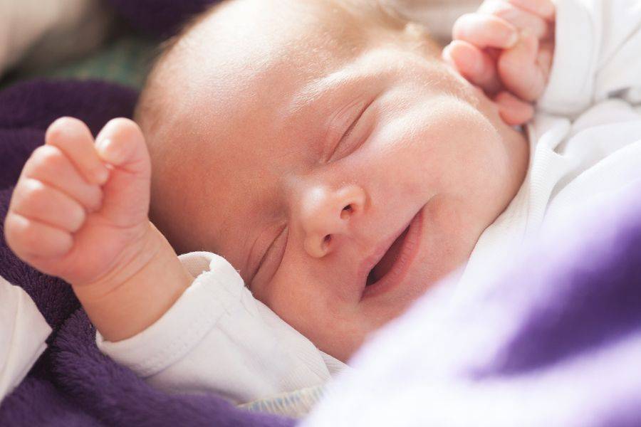 Первая улыбка грудничка: когда малыш начинает улыбаться осознанно