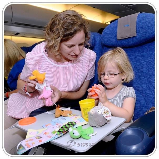 Что взять ребенку в самолет: список необходимых вещей