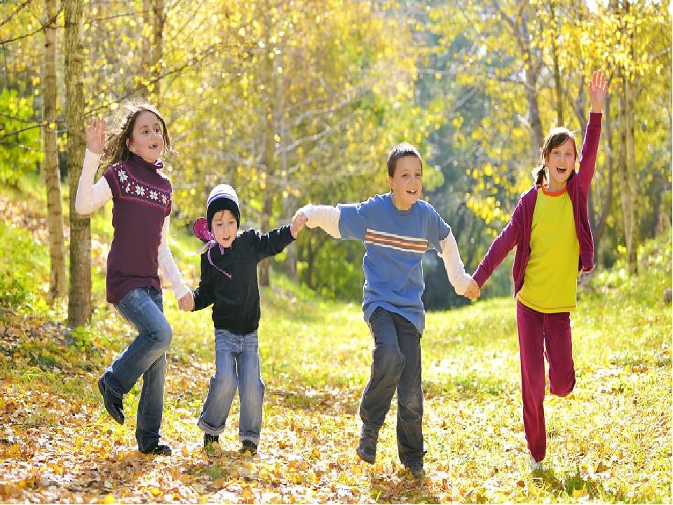 На свежем воздухе можно гулять. Прогулки на свежем воздухе. Прогулки на свежем воздухе для детей. Здоровый образ жизни прогулки на свежем воздухе. Прогулка на воздухе.