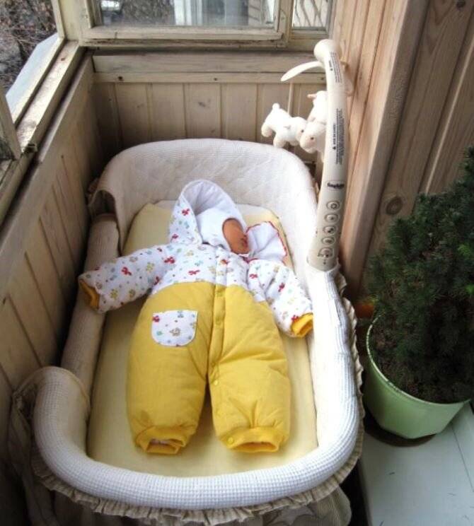 10 причин по которым не стоит младенцу спать на балконе