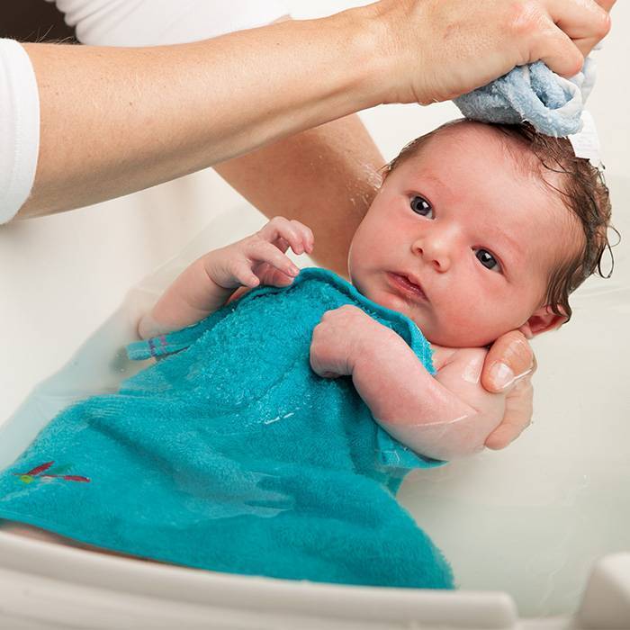 Купать новорожденного в кипяченой воде: обязательно ли нужно, сколько должно длиться купание, до какого возраста ребенка?