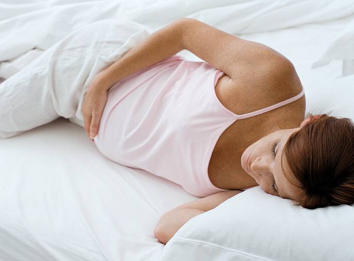 Можно ли беременной спать на спине? когда нельзя при беременности лежать на спине?