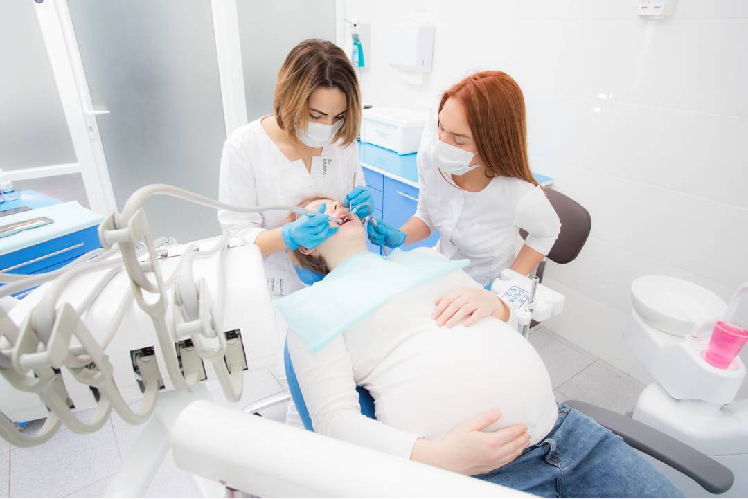 Можно ли беременным лечить зубы с анестезией, на каком сроке беременности лучше идти в стоматологию?