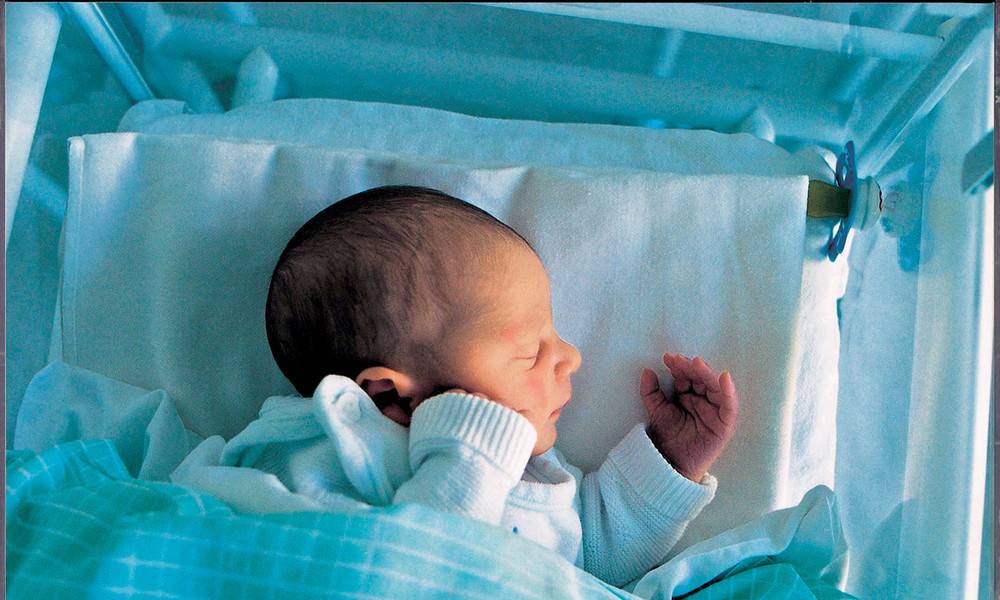 Когда новорожденный начинает видеть и слышать, через сколько дней после рождения