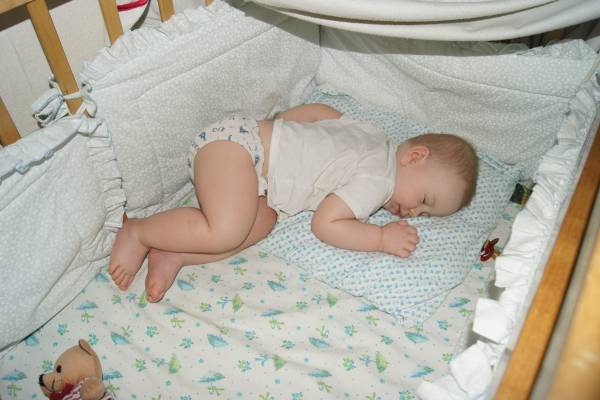 Можно ли новорожденному ребенку спать на животе: мнение педиатров. преимущества и противопоказания сна новорождённого на животе