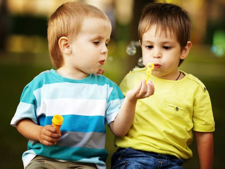 Психология дружбы в жизни современных детей: как помочь ребенку дружить со сверстниками