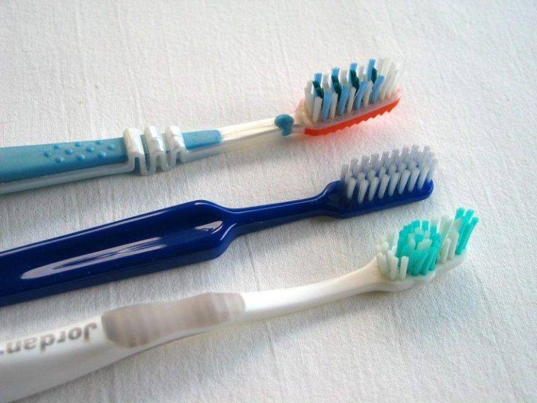 Как часто менять зубную щетку и для чего это необходимо делать?