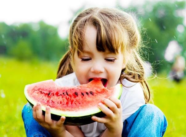 С какого возраста можно арбуз детям: все о пользе ягоды и о том, как ее правильно кушать