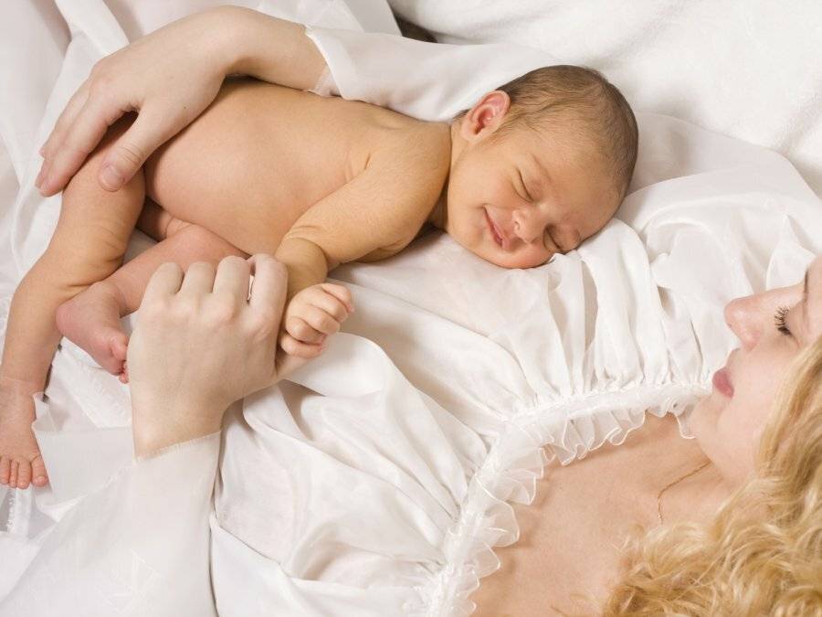 Почему ученые советуют спать вместе с младенцем | православие и мир