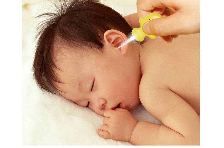 Как правильно чистить уши грудному ребенку