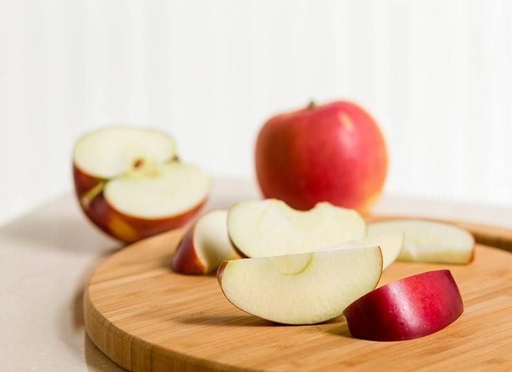 Можно ли яблоки при грудном вскармливании (печеные, свежие, зеленые, красные, в виде яблочного сока и компота), как запечь их в микроволновке или духовке, не будет ли аллергии