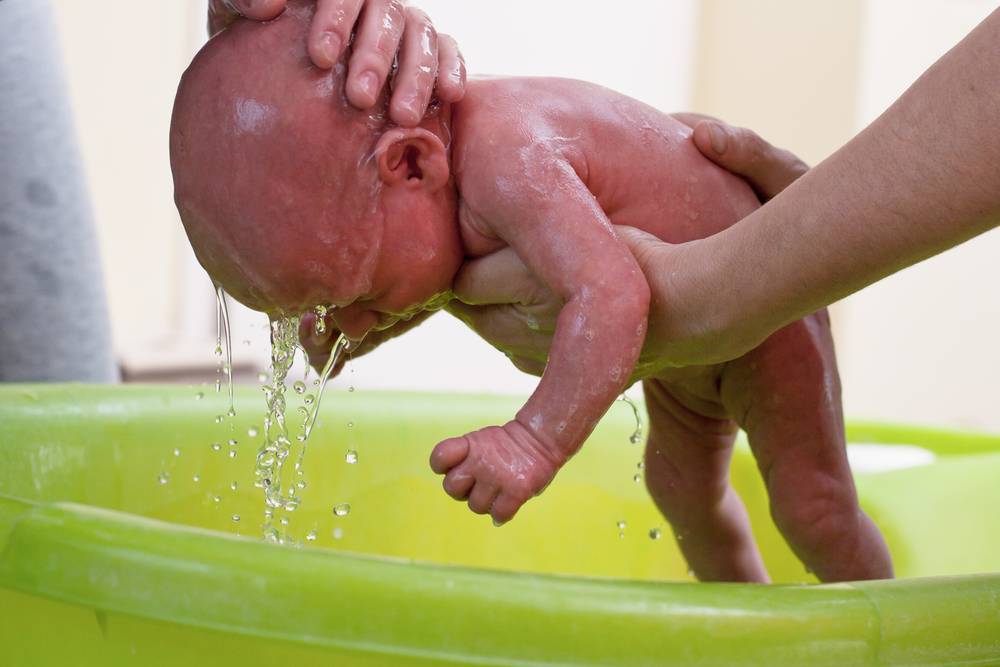 Как подмывать новорожденных мальчиков и девочек? расскажем об общих правилах.