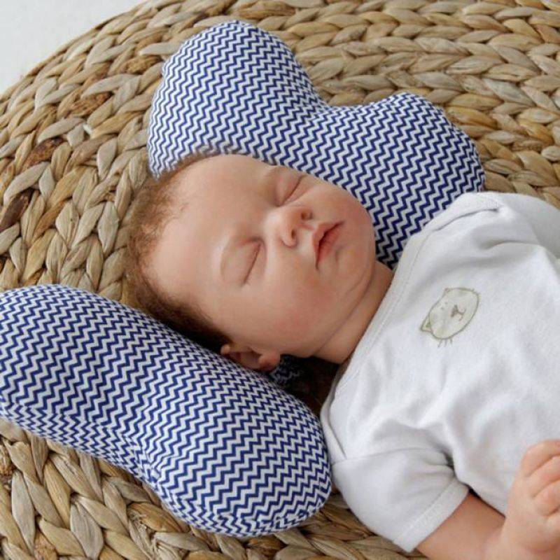 Достоверный ответ на вопрос: нужна ли подушка для новорожденного в кроватку