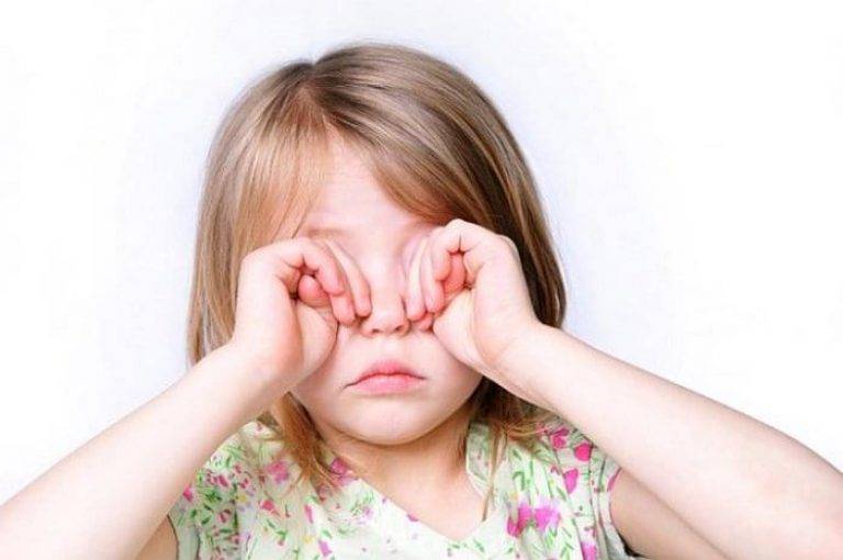 Почему ребенок чешет глаза — что делать