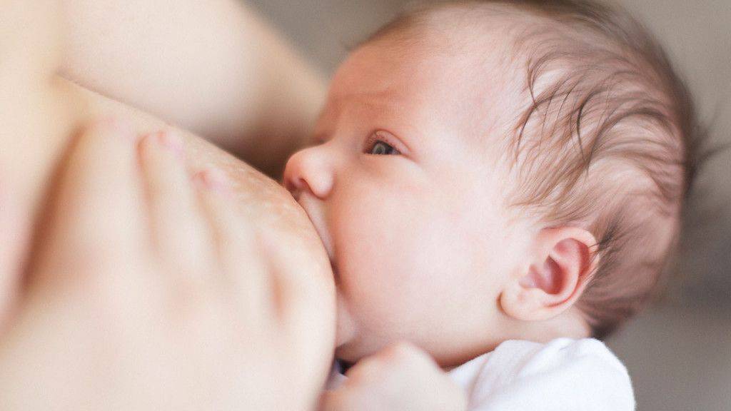 Почему чешется грудь у кормящей мамы