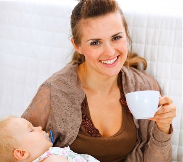 Можно ли кофе при грудном вскармливании кормящей маме: с молоком, без кофеина?