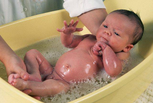 Кипятить ли воду для купания новорожденного?