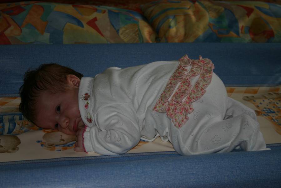 Почему новорожденный выгибается. Ребенок лежит на животе. Лежание грудничка на животе.. Запрокидывание головы у новорожденных.