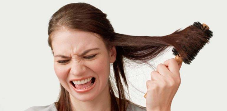 Соль, витамины и массаж: как остановить выпадение волос у девушек