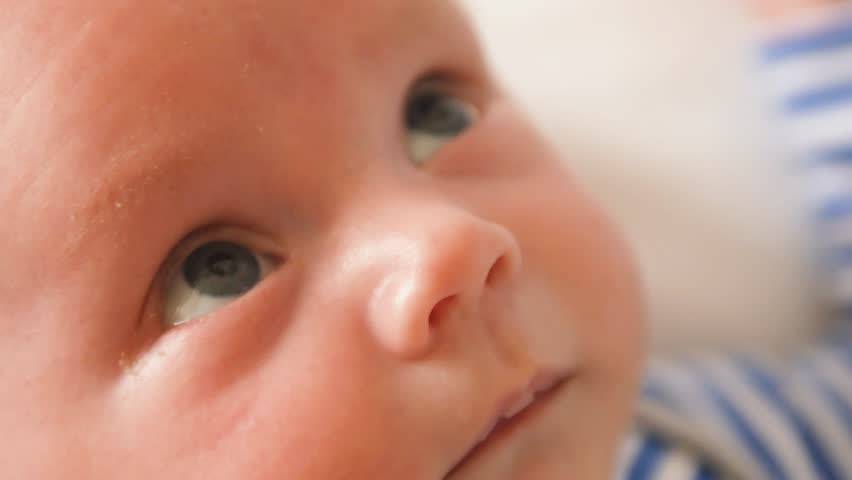 Когда и почему у ребенка меняется цвет глаз