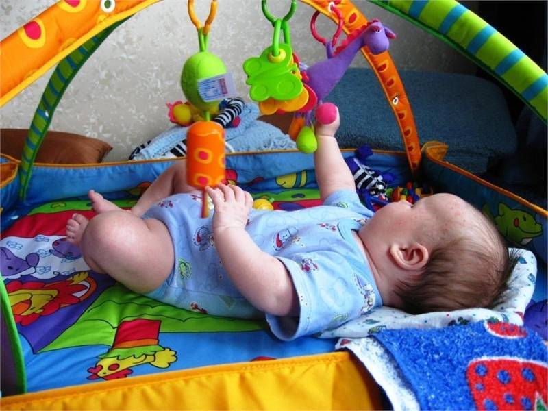 Как развивать ребенка в 3 месяца и чем занять малыша в период бодрствования
