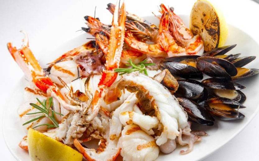 Салат из морепродуктов: 14 необычных комбинаций для праздника