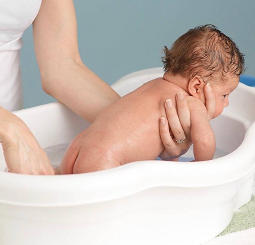 Как купать новорожденного ребенка первый раз